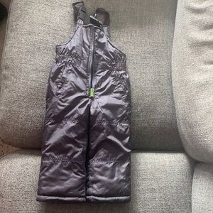 Unisex size 3T snow pants. Only worn a couple of times. In great condition.